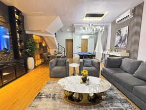 Standard-Apartment, Balkon, Stadtblick | Wohnbereich