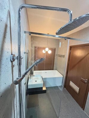 Bathroom - Tulip Elegant Riverside Hotel (Vang Vieng)