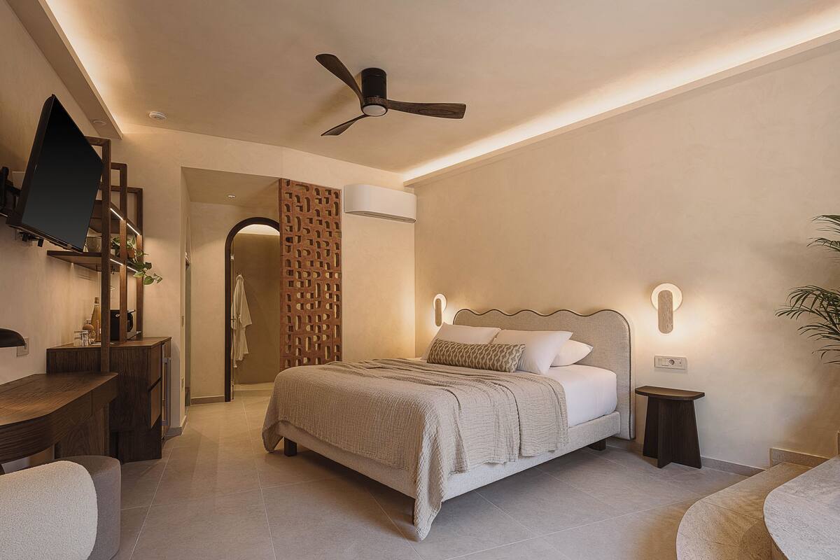 Suite junior, vistas a la ciudad | Sábanas de algodón egipcio, ropa de cama de alta calidad, minibar