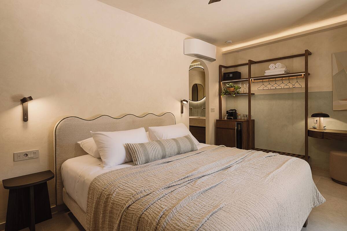 Habitación Deluxe, vistas a la ciudad | Sábanas de algodón egipcio, ropa de cama de alta calidad, minibar