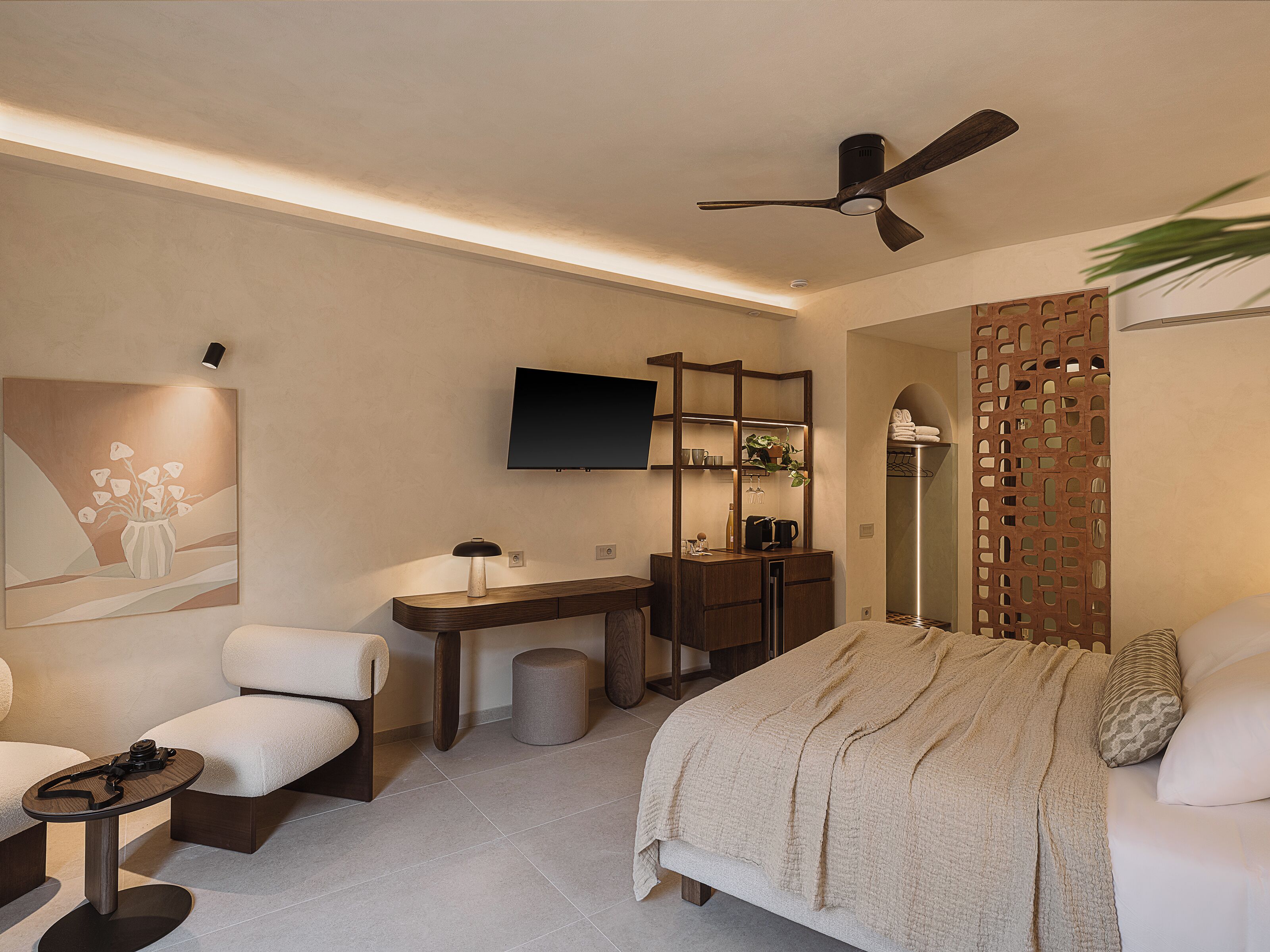 Un dormitorio moderno con cama, escritorio, silla y televisor montado en la pared.