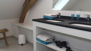 A modern bathroom with two sinks, a mirror, and a wooden beam. - Holiday home for 8 people on a renovated farm (sijsele)
