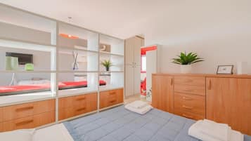 Bureau, literie fournie
