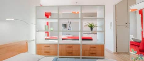 Deluxe Apartment | Desk, bed sheets