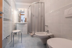 Douche, sèche-cheveux, serviettes fournies