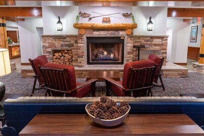 3BR in resort near West Entrance, Pool, Hot Tub.