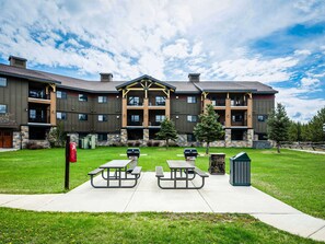 Outdoor dining - 3BR in resort near West Entrance, Pool, Hot Tub. (West Yellowstone)