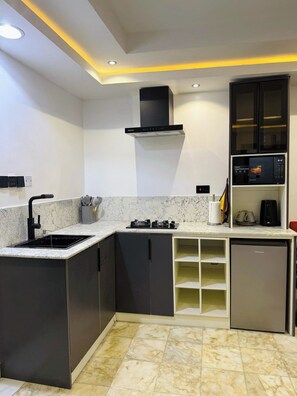 Family Apartment, Balcony, City View | Private kitchen | Fridge, microwave, oven, stovetop - Chexfield Hotel And Apartment  (Abuja)