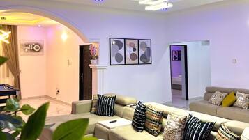 Familieleilighet, balkong, byutsikt | Oppholdsområde