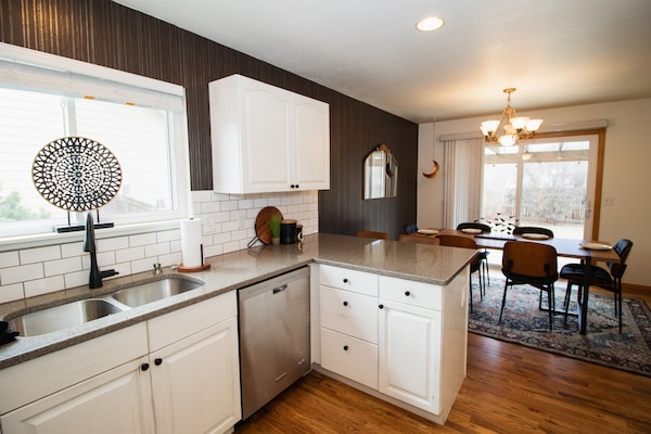 Coffee/tea maker, fridge, microwave, oven
