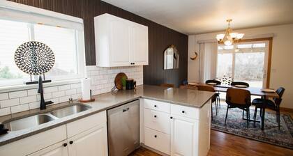 Moody, Modern Comfort in Colorful Colorado!