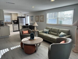 TV, ping pong - D18 - Ocean Air, Salty Hair, Zero Worries (Sarasota)