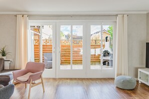 Een televisie en een open haard