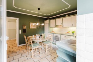 Stovetop, dishwasher - Inselhaus Bisdorf on Fehmarn - Apartment Ankerplatz (Fehmarn)