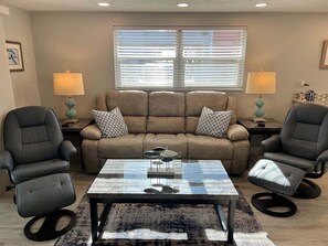 A living room with a sofa, two armchairs, a coffee table, and lamps. - Casa Blanca - Villa C18 (Sarasota)
