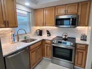 Coffee/tea maker, fridge, microwave, dishwasher - Casa Blanca  -Villa C15 (Sarasota)