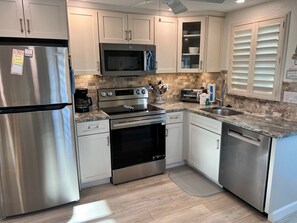 Fridge, microwave, dishwasher, coffee/tea maker - C08 - Serenity by the Shore (Sarasota)