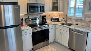 Coffee/tea maker, fridge, microwave, stovetop - Casa Blanca - Villa C07 (Sarasota)