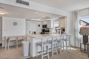 Microwave, dishwasher, coffee/tea maker, cookware/dishes/utensils - Condo 301 - Standard Plus (Sarasota)