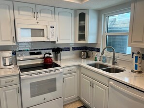 Fridge, microwave, oven, dishwasher - A06 - Unwind Where the Ocean Meets the Sky (Sarasota)