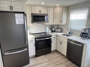 Fridge, dishwasher, coffee/tea maker, cookware/dishes/utensils - B01 - Siesta Key Getaway (Sarasota)