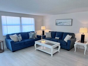 A living room with two sofas, a coffee table, and two lamps. - Casa Blanca - Villa B06 (Sarasota)