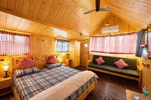 Desk, laptop workspace, free WiFi - Sierra Vista Resort (Talegaon)