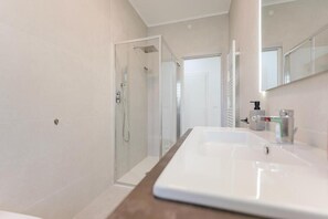 Apartment, Balcony, Courtyard View | Bathroom | Shower, free toiletries, hair dryer, towels - Elisa Flat - 15 min from Venice & Wi-Fi (Mestre)