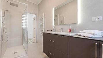 Apartemen, balkon, pemandangan halaman | Kamar mandi