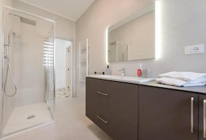 Apartemen, balkon, pemandangan halaman | Kamar mandi