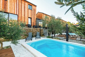 Outdoor pool, pool umbrellas, pool loungers - Villa Trilogia XXL (Omis)