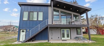 Lakeview Blue - amazing home & yard!