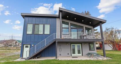 Lakeview Blue - amazing home & yard!
