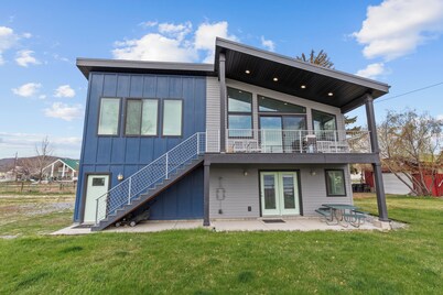 Lakeview Blue - amazing home & yard!