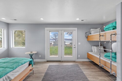 Lakeview Blue - amazing home & yard!