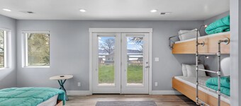 Lakeview Blue - amazing home & yard!