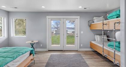 Lakeview Blue - amazing home & yard!