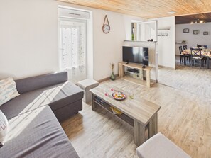 TV - House for 4/6 near port, shops & beaches (Ile Tudy)