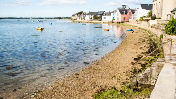 A coastal area with boats on the water, a pebble beach, and buildings along the shore. - House for 4 adults 2 kids, walk everywhere (Ile Tudy)