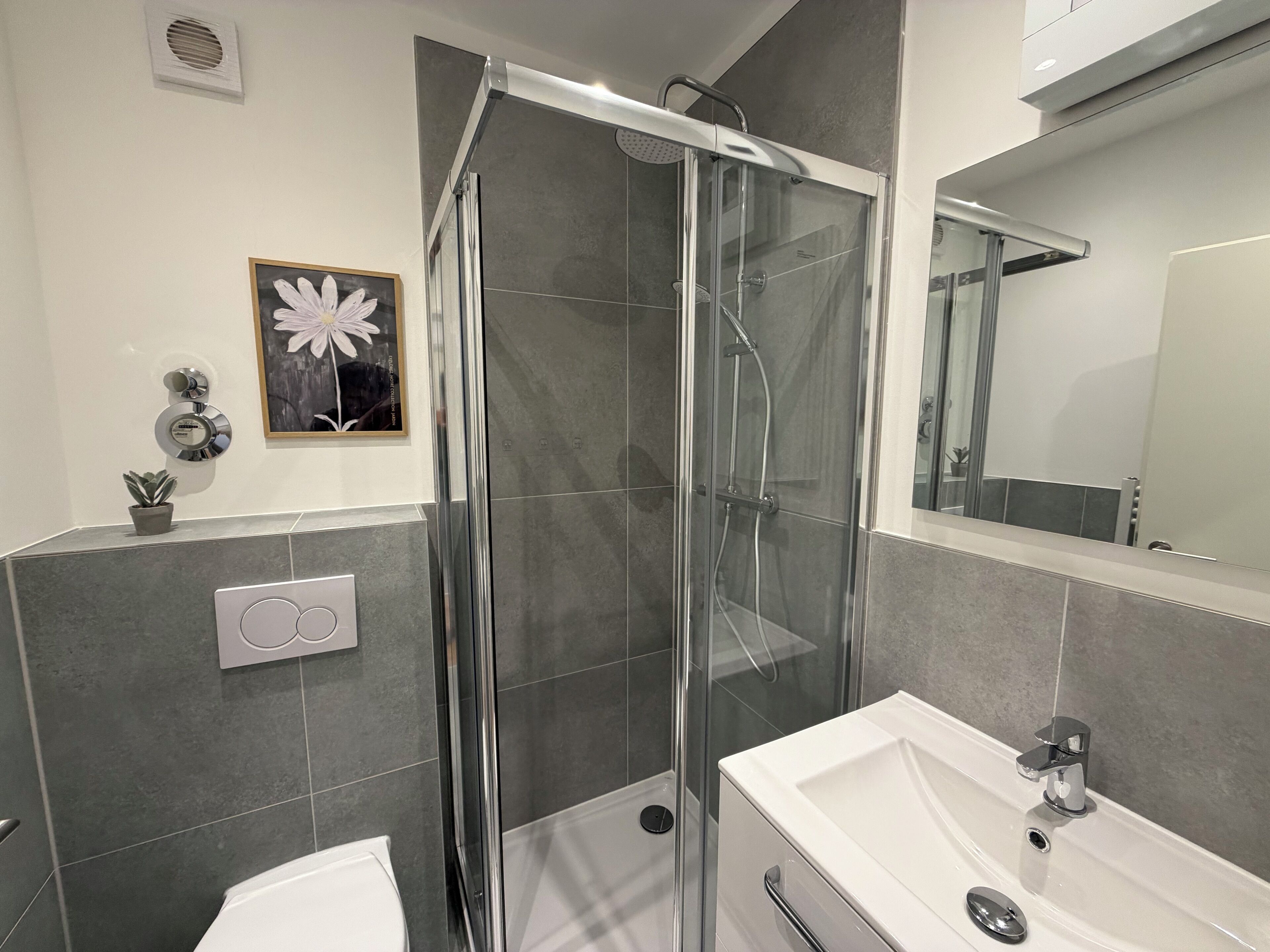 Dusche, Haartrockner, Handtücher, Toilettenpapier