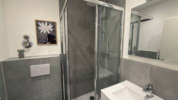 Dusche, Haartrockner, Handtücher, Toilettenpapier