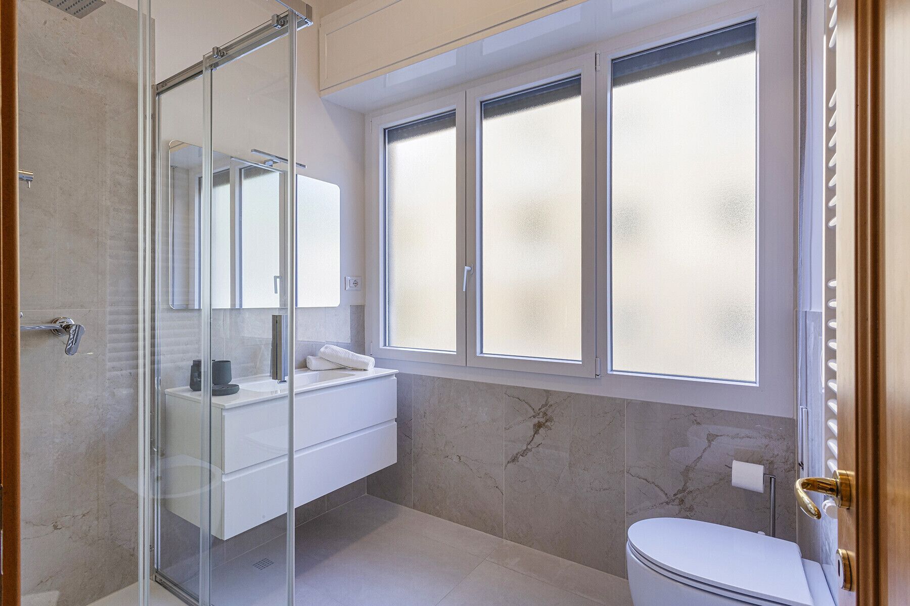 Douche, sèche-cheveux, bidet, serviettes fournies