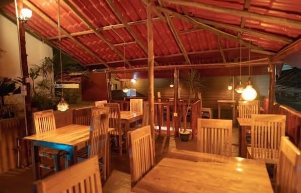 Chambre Double Deluxe, balcon, vue plage | Restauration extérieure