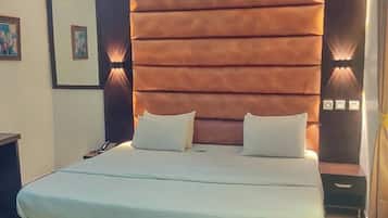 Escritorio, espacio para trabajar con laptop y cortinas blackout