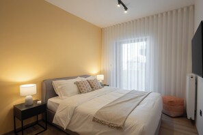 Appartement supérieur, 2 chambres, non-fumeur, balcon | Coffre-fort pour ordinateur portable, décor unique, ameublement unique