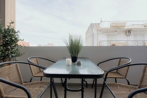 Appartement supérieur, 2 chambres, non-fumeur, balcon | Restauration en plein air