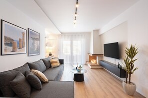 Apartament superior, vistes a la ciutat | Sala d'estar | Televisor intel·ligent 