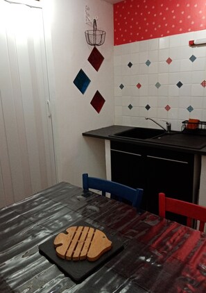 Dining - Mill games. (Nouans-les-Fontaines)