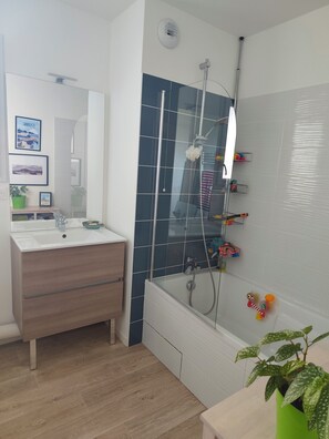 Dusche, Handtücher, Toilettenpapier