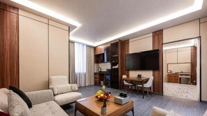 Ein modernes Wohnzimmer mit einer Couch, einem Couchtisch und einem Fernseher.